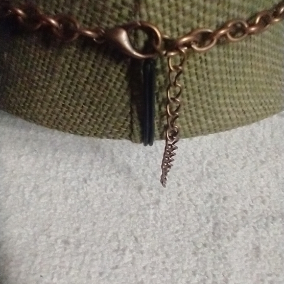 Goldtone flower floral large necklace 🌺🌹 - Picture 3 of 4